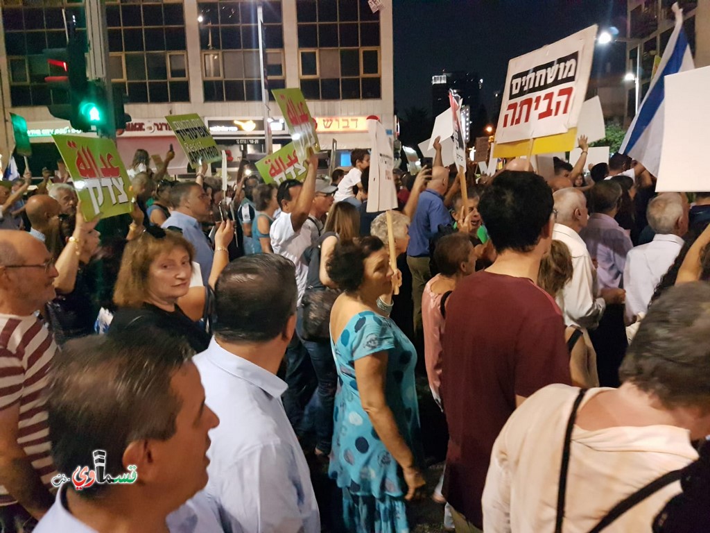 الاعلام الفلسطينية الى جانب الاسرائيلية في المظاهرة الضخمة ضد قانون القومية في تل ابيب